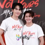 Chen Pin Yan y Shogun roban miradas durante la ceremonia de bendición de la serie BL “Not Yours”