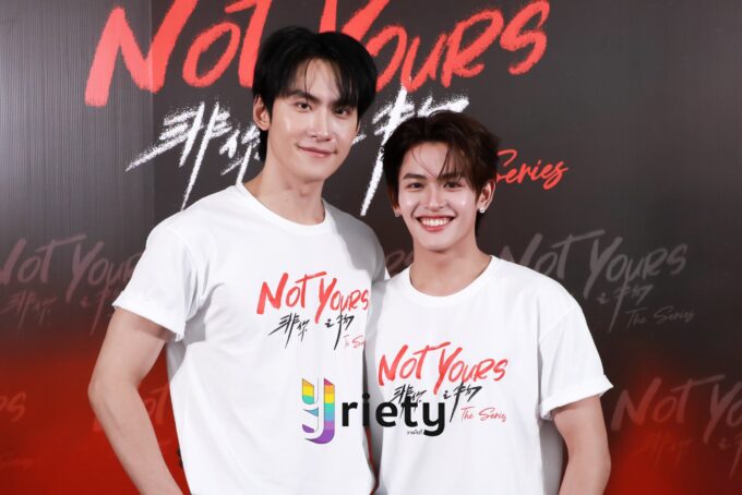 Chen Pin Yan y Shogun roban miradas durante la ceremonia de bendición de la serie BL “Not Yours”