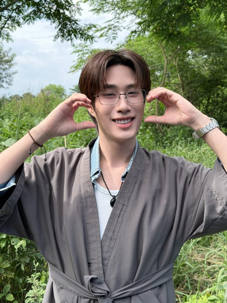 Han sido divulgadas nuevas imágenes del elenco de Khemjira The Series durante las grabaciones del episodio especial
