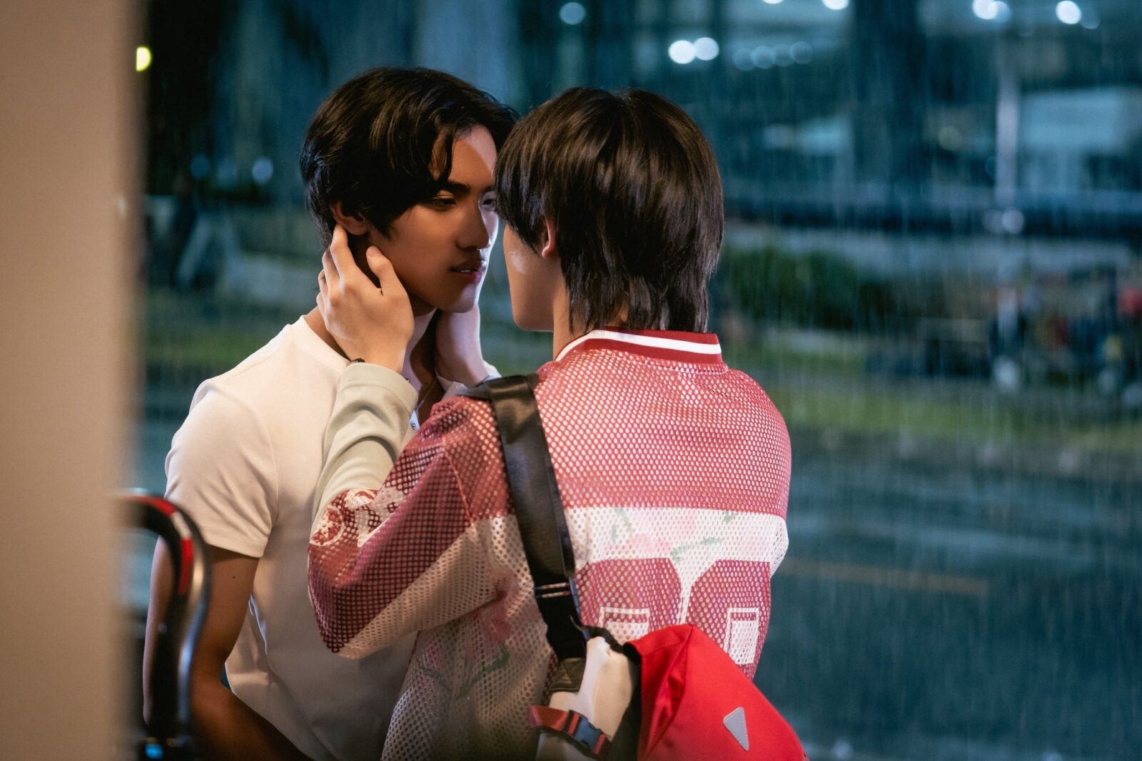 Nuevas fotos de #OopsMysteriousSounds: el nuevo BL tailandés que promete una historia de enemigos a amantes